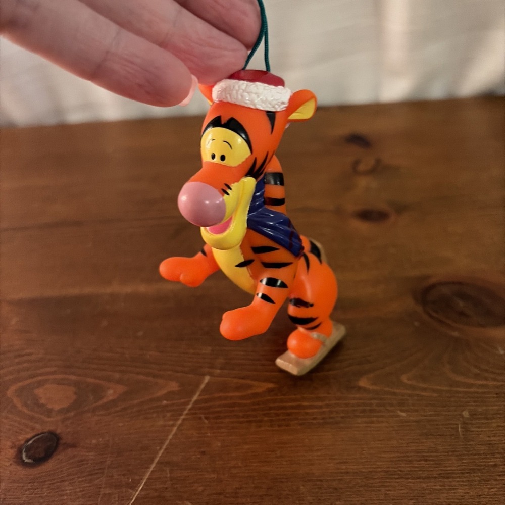 DISNEY PLASTIC TIGGER CHRISMTAS HOLIDAY ORNAMENT